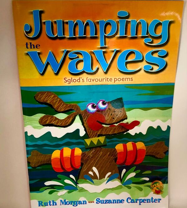 Llun o 'Hoppers Series: Jumping the Waves - Sglod's Favourite Poems (Big Book)' gan Ruth Morgan